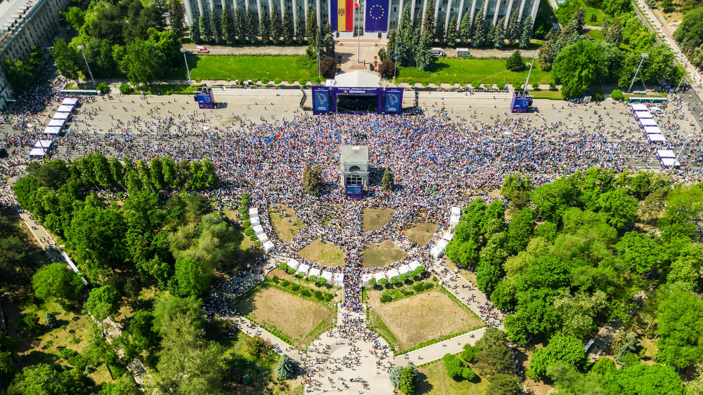Público assistindo a jogo da Copa em telão instalado em praça pública